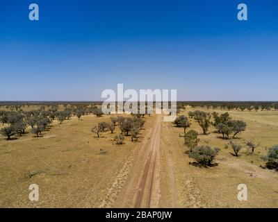 Antenne de route non scellée traversant la plaine inondable de la rivière Bulloo pendant une sécheresse prolongée Thargomindah Bulloo Shire Queensland Australie Banque D'Images