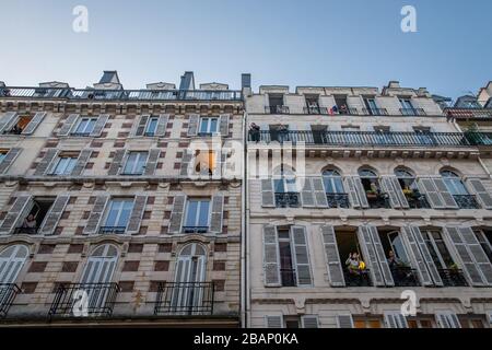 Paris, France. 28 mars 2020. Le ténor français Stéphane Senecal chante de sa fenêtre pour les habitants de sa rue à Paris, France, 28 mars 2020. La France est en verrouillage dans une tentative de contenir la propagation de la COVID-19. Crédit: Aurelien Morissard/Xinhua/Alay Live News Banque D'Images