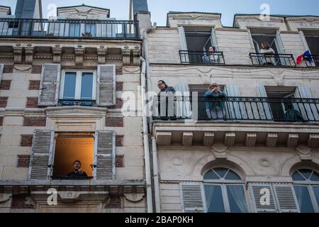 Paris, France. 28 mars 2020. Le ténor français Stéphane Senecal chante de sa fenêtre pour les habitants de sa rue à Paris, France, 28 mars 2020. La France est en verrouillage dans une tentative de contenir la propagation de la COVID-19. Crédit: Aurelien Morissard/Xinhua/Alay Live News Banque D'Images