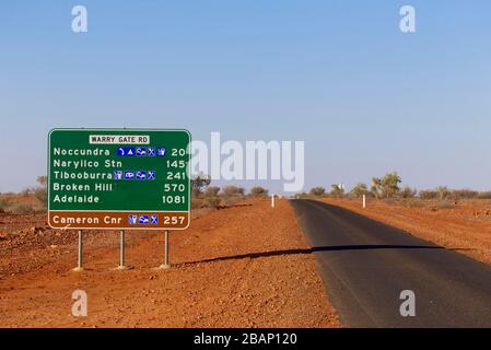 Panneau de route Warry Gate montrant les vastes distances pour voyager principalement sur des routes en gravier dans l'Outback australien Banque D'Images