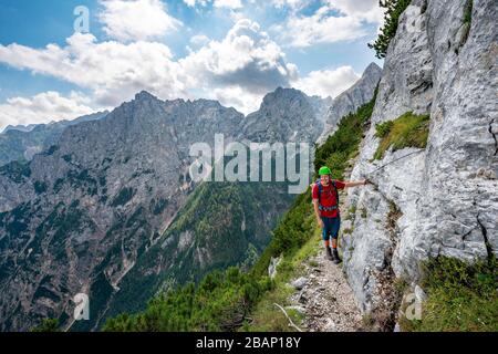 Jeune randonneur sur le chemin Sentiero Carlo Minazio, circuit Sorapeiss, Dolomites, Belluno, Italie Banque D'Images