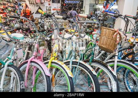 Miami Beach Florida,vélos neufs,produits au détail,vente de cas d'exposition,marchandise,emballage,marques,shopping shopper shoppers magasins marché ma Banque D'Images