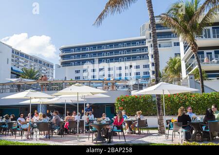 Miami Beach Florida,Ritz Carlton,hôtel hôtels hôtels motels inn motel,al fresco trottoir à l'extérieur tables, dîner, restaurant restaurants nourriture d Banque D'Images