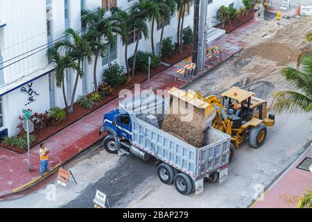 Miami Beach Florida,réparation de routes,rénovation,amélioration des immobilisations,Caterpillar,équipement,sous construction d'un nouveau chantier,chargeur sur roues,tracto Banque D'Images