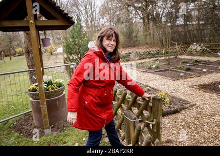 Berlin, Allemagne. 17 mars 2020. Yasmin Mosler-Kolbe, directeur du August-Heyn-Gartenarbeitschule, se tient sur le terrain de l'école. La plus ancienne école de jardinage de Berlin existe depuis 100 ans. Chaque année, elle rapproche la nature d'environ 30 000 enfants. Dans tout le pays, les jardins scolaires font de nouveau l'expérience d'une petite renaissance. Crédit: Carsten Koall/dpa/Alay Live News Banque D'Images