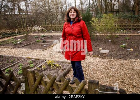 Berlin, Allemagne. 17 mars 2020. Yasmin Mosler-Kolbe, directeur du August-Heyn-Gartenarbeitschule, se tient sur le terrain de l'école. La plus ancienne école de jardinage de Berlin existe depuis 100 ans. Chaque année, elle rapproche la nature d'environ 30 000 enfants. Dans tout le pays, les jardins scolaires font de nouveau l'expérience d'une petite renaissance. Crédit: Carsten Koall/dpa/Alay Live News Banque D'Images