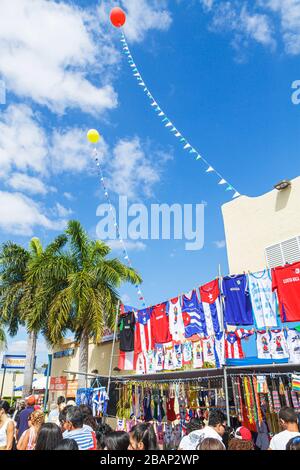 Miami Florida,Little Havana,Calle Ocho Street Festival,célébration hispanique,ballons,souvenir chemises patriotiques,foule,FL110313018 Banque D'Images