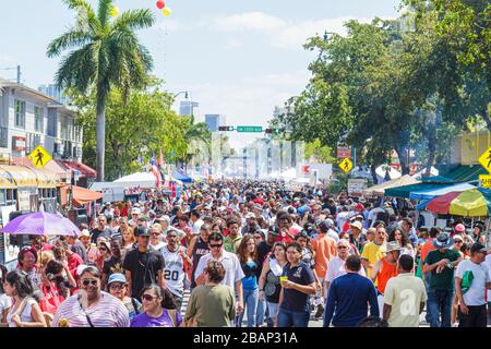 Miami Florida,Little Havana,Calle Ocho Street Festival,célébration hispanique,foule,stands,vendeurs stall stands stands stand stands marché,FL110313 Banque D'Images