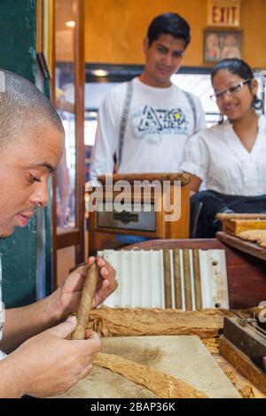 Miami Florida,Little Havana,Calle Ocho,Cuba Tobacco Cigar Company,Hispanic man hommes hommes adultes, fabricant de cigares,rouleau,asiatique homme hommes hommes, femme femme femme Banque D'Images