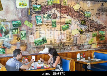 Miami Florida,Little Havana,Calle Ocho,El Pub,restaurant restaurants cuisine repas café cafés, homme hommes, femme femme femmes,couple,clients,stand,sta Banque D'Images