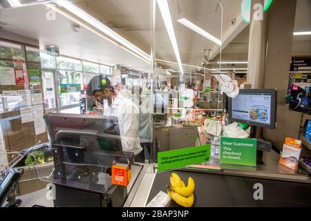 Woolworths supermarchés déploie l'installation d'écrans de protection à l'échelle nationale pour protéger son personnel contre le Coronavirus. Banque D'Images