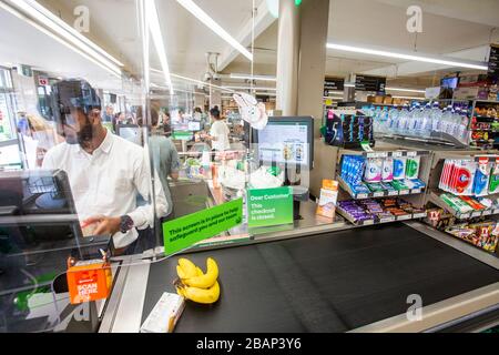 Woolworths supermarchés déploie l'installation d'écrans de protection à l'échelle nationale pour protéger son personnel contre le Coronavirus. Banque D'Images