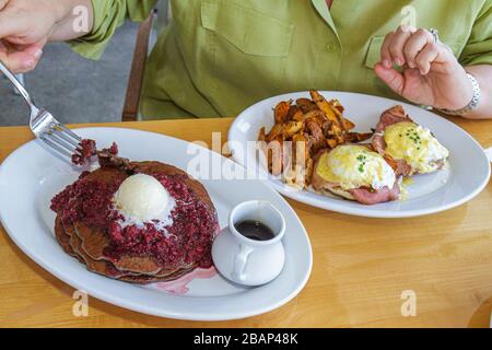 Miami Florida,Midtown,Morgan's,restaurant restaurants repas café cafés, nourriture, repas, crêpes à la framboise, sirop, jambon, oeufs pochés benedict, FL11051601 Banque D'Images