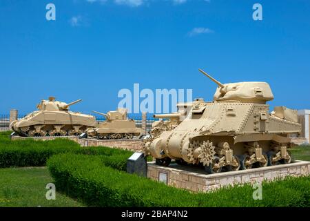 Des blindés utilisés pendant la campagne dans le désert de la seconde Guerre mondiale sont exposés au Musée de la guerre d'El Alamein dans le nord de l'Egypte. Banque D'Images