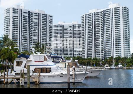 Miami Florida,Aventura,Intracoastal marina,bateaux,haute élévation,immeubles de condominium,horizon de la ville paysage urbain,yachts,les visiteurs voyage touristique Banque D'Images