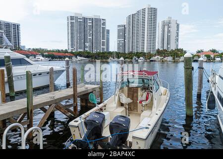 Miami Florida,Aventura,Intracoastal marina,bateaux,haute élévation,immeubles de condominium,horizon de la ville paysage urbain, les visiteurs Voyage tourisme touristique Banque D'Images