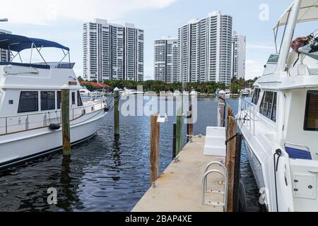 Miami Florida,Aventura,Intracoastal marina,bateaux,haute élévation,immeubles de condominium,horizon de la ville paysage urbain, les visiteurs Voyage tourisme touristique Banque D'Images