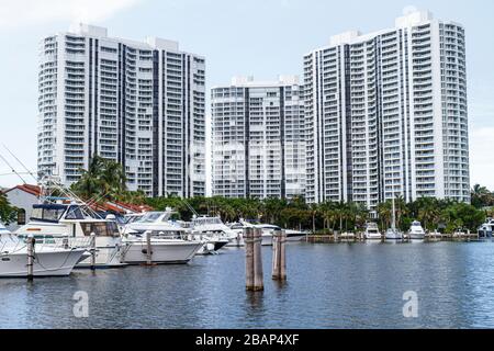 Miami Florida,Aventura,Intracoastal marina,bateaux,haute élévation,immeubles de condominium,horizon de la ville paysage urbain,yachts,les visiteurs voyage touristique Banque D'Images