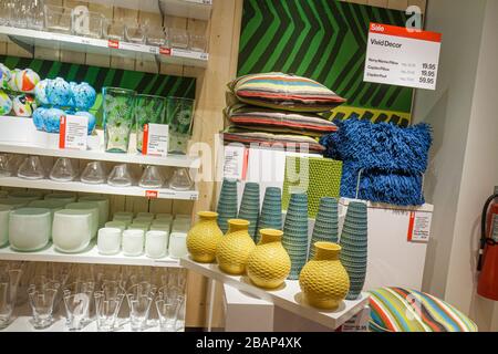 Miami Florida,Aventura,Crate et & Barrel,ameublement,décoration,décoration,design intérieur,produits de vente au détail,vente de présentoirs,marchandise,emballage,marques,vases, Banque D'Images