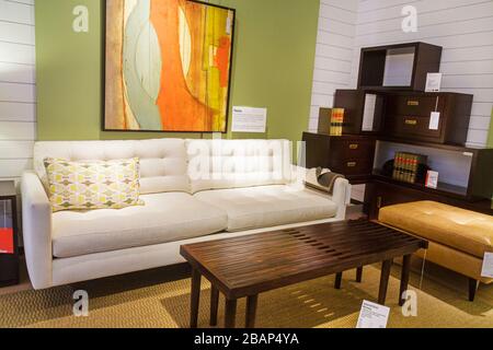 Miami Florida,Aventura,Crate et & Barrel,ameublement,décoration,décoration,design intérieur,produits de vente au détail,vente de vitrine,marchandise,emballage,marques,sofa,t Banque D'Images