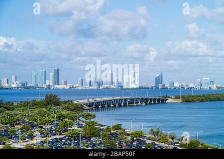 Miami Beach Florida,Biscayne Bay,Miami,horizon de la ville,Julia Tuttle Causeway,pont,parking,vue sur la fenêtre,panorama,FL110625012 Banque D'Images