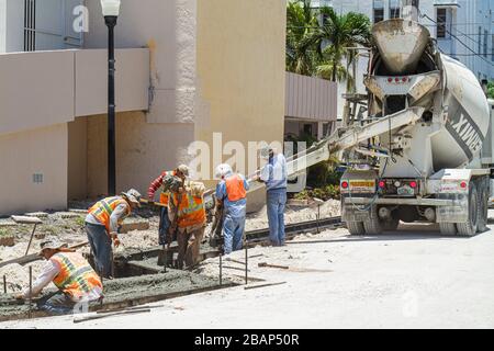 Miami Beach Florida,Ocean Drive,route,rénovation,améliorations de capital,sous construction de construction nouveau bâtiment de chantier,camion de mélangeur de ciment,verser le béton, Banque D'Images