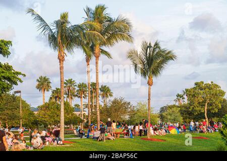 Miami Florida,Doral,J. C. Bermudez Park, quatrième 4 juillet famille hispanique familles parents enfants enfants, familles, palmiers, FL110704016 Banque D'Images