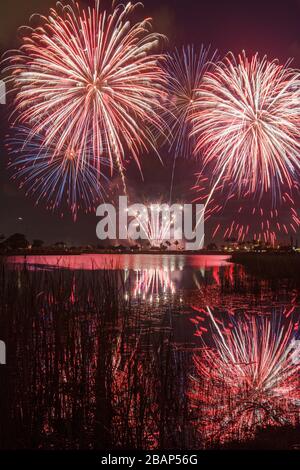 Miami Florida,Doral,J. C. Bermudez Park, quatrième 4 juillet, célébration, tradition, feux d'artifice, rafale, eau, réflexion, les visiteurs voyage tour touri Banque D'Images