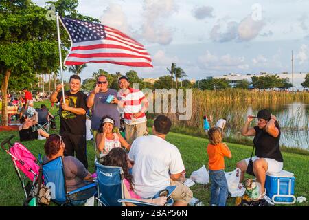 Miami Florida,Doral,J. C. Bermudez Park, quatrième 4 juillet famille hispanique familles parents enfants enfants, familles, drapeau, homme hommes adultes adu Banque D'Images