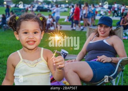 Miami Florida,Doral,J. C. Bermudez Park, quatrième 4 juillet famille hispanique familles parents enfants enfants, femme femmes adultes, papillon Banque D'Images