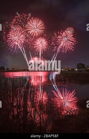 Miami Florida,Doral,J. C. Bermudez Park,quatrième de juillet tradition,feux d'artifice,rafale,eau,réflexion,FL110704034 Banque D'Images