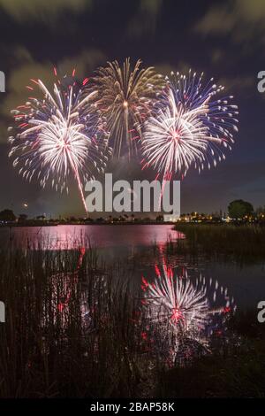 Miami Florida,Doral,J. C. Bermudez Park, quatrième 4 juillet, célébration, tradition, feux d'artifice, rafale, eau, réflexion, les visiteurs voyage tour touri Banque D'Images