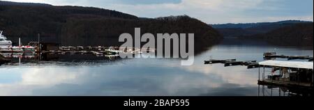 Heimbach, Allemagne 19 mars 2020: Vue panoramique sur le lac barrière Rurtalsperre dans l'Eifel Allemagne Banque D'Images