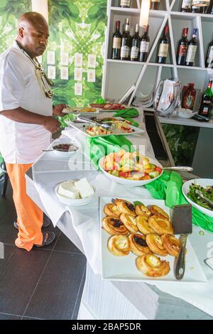 Miami Beach Florida,Eden,restaurant restaurants repas manger dehors café cafés bistrot, brunch buffet table, pâtisserie, fruits, nourriture, Black Blacks Afri Banque D'Images