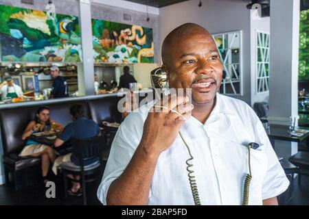 Miami Beach Florida, Eden, restaurant restaurants repas manger dehors café cafés bistrot, intérieur, Black Blacks Africains ethnie minoritaire Banque D'Images