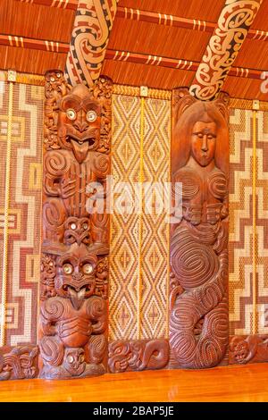 Sculptures maories traditionnelles à l'intérieur de te Whare Runanga, la Maison de rencontre maorie, à Waitangi, Île du Nord, Nouvelle-Zélande. Banque D'Images