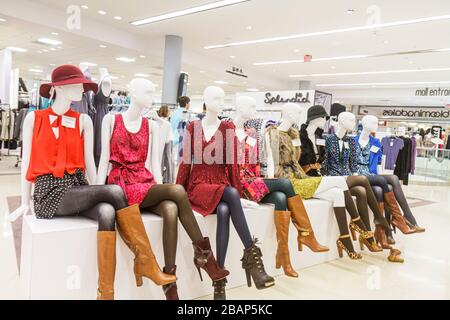 Miami Florida,Aventura Mall,vente de vitrine,luxe,grand magasin,Bloomingdale's,femme,vêtements pour hommes,mannequins,FL110825109 Banque D'Images