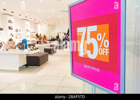 Miami Florida,Dadeland Mall,vente de vitrine,Nine West,femme,femme,femme,hommes,homme,chaussures,chaussures,vente de vitrine,sacs à main porte-monnaie pocketbookx,sac à main Banque D'Images