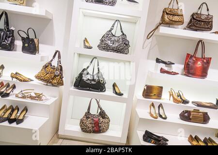 Miami Florida,Dadeland Mall,vente de vitrine,Nine West,femme,femme,femme,hommes,homme,chaussures,chaussures,vente de vitrine,sacs à main porte-monnaie pocketbookx,sac à main Banque D'Images