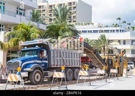 Miami Beach Florida,Ocean Drive,réparation de routes,travaux routiers,améliorations d'immobilisations,en construction de chantier,équipement,camion à benne,PM 200 Col Banque D'Images