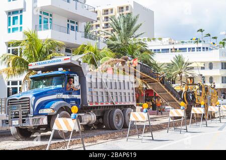 Miami Beach Florida,Ocean Drive,chantier de construction de travaux routiers de réparation de routes,camion à benne basculante PM 200 fraiseuse de chaussée enlèvement de l'asphalte Caterpillar, Banque D'Images