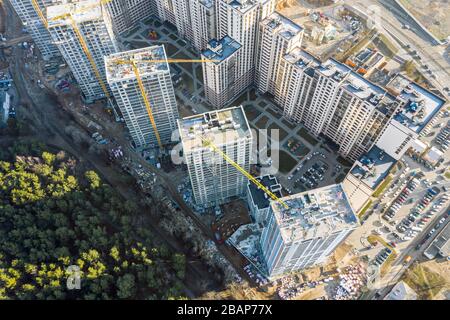 construction d'un nouveau quartier résidentiel près du parc de la ville. immeubles d'appartements en hauteur en construction. vue sur le point de drone Banque D'Images