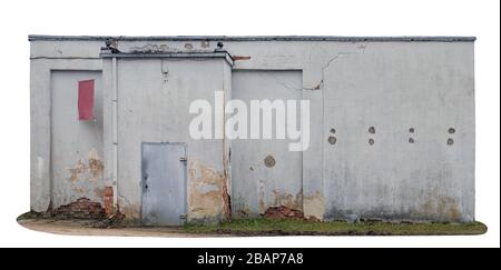 L'effondrement habituel vieux hangar étroit de briques rouges plâtrées murs à vendre. Isolé sur blanc Banque D'Images