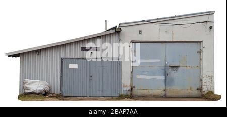 L'effondrement habituel vieux hangar étroit de briques et de feuilles de métal plâtrées murs à la vente. Isolé sur blanc Banque D'Images