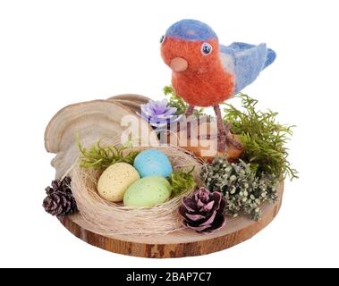 Nid de Pâques fait main de mousse et d'oiseau drôle de la laine de mouton par le feutrage sec. Isolé sur macro studio blanc Banque D'Images