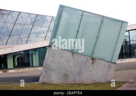 Lignes directes de béton et de verre du concept moderne de la ville. Isolé sur blanc Banque D'Images