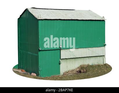 Le très petit hangar rural en métal vert verrouillé. Isolé sur blanc Banque D'Images