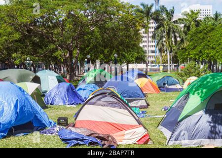 Miami Florida, Stephen P. Clark Government Center, centre, centre-ville, occupe Miami, mouvement anti Wall Street, tentes, camping, les manifestants, les visiteurs voyagent t Banque D'Images