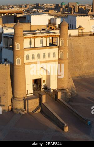 Mur de la porte d'entrée de la forteresse de Boukhara en fin d'après-midi. L'Arche de Boukhara est une forteresse massive située à Boukhara, en Ouzbékistan, en Asie centrale Banque D'Images