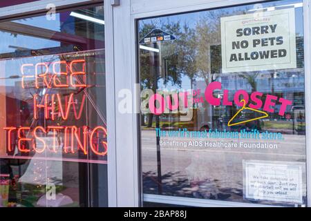 Miami Beach Florida,Alton Road,thrift store,boutique,avant,entrée,hors du placard,AIDS Healthcare Foundation,panneau,logo,animaux non admis,néon,gratuit VIH t Banque D'Images